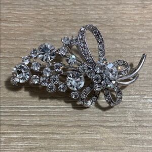 Vintage Elegant Silver Toned Crystal Brooch